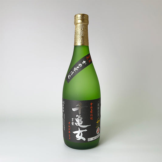 Sweet potato shochu (sake liquor) from Wakashio Brewery / Sengamejo (sweet potato shochu) stored in an earthenware jar