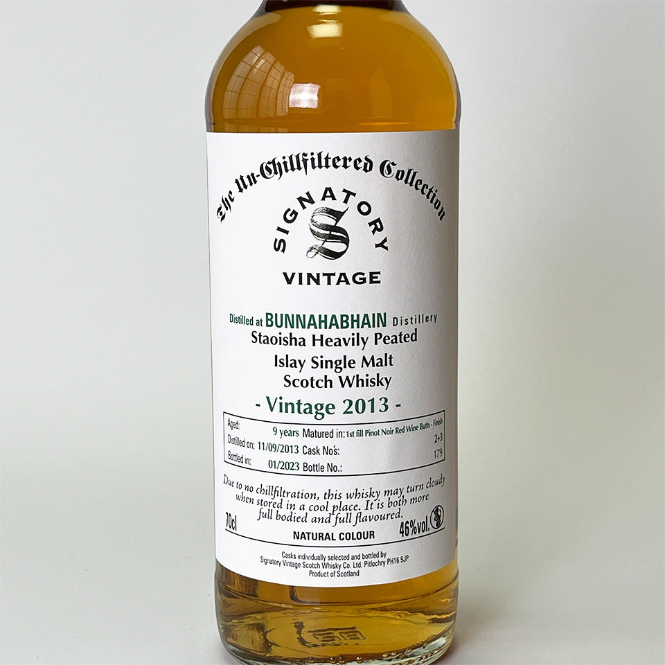 ウィスキー_アイラ/SIGNATORY VINTAGE Un-Chillfiltered Collection BUNNAHABHAIN Staoisha Heavily Peated(シグナトリー・ヴィンテージ ブナハーブン ストイーシャ・ヘビリー・ピーテッド アン・チルフィルタード・コレクション) 9年 2013【正規輸入品】
